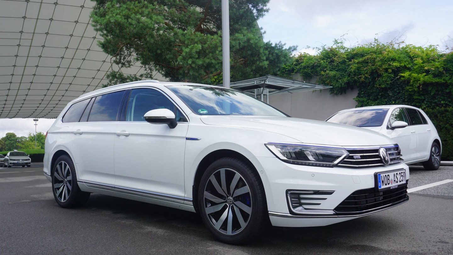 Alternative VW unter sich: Im Hintergrund saugt der e-Golf Elektronen.