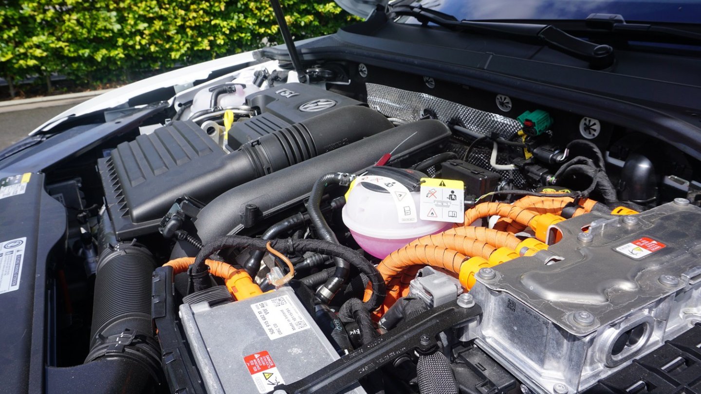 Der 1,4 TSI teilt sich den Bauraum unter der Haube mit der Elektrotechnik.