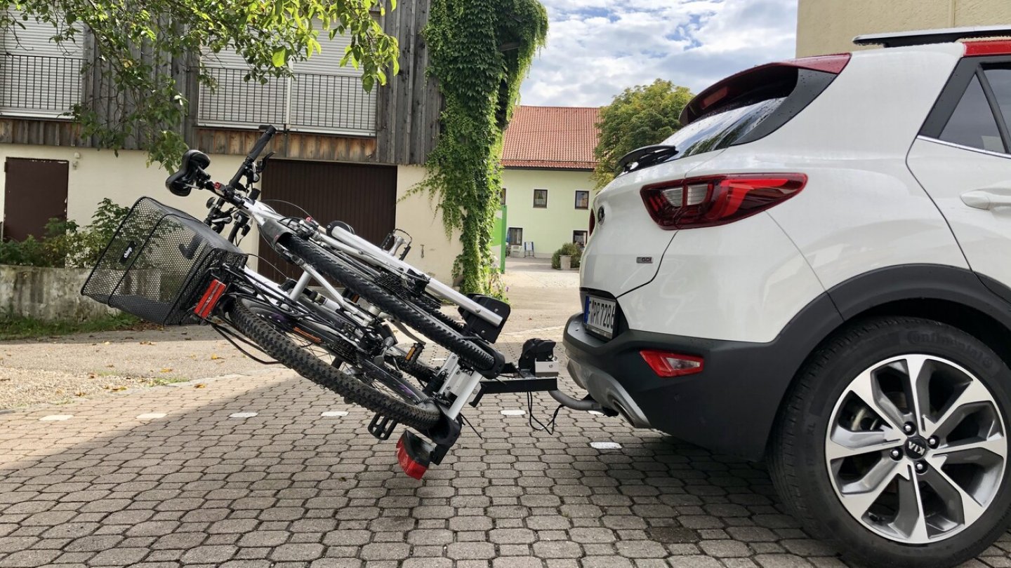Für den Zugang zum Kofferraum lässt sich der Radträger wegklappen.