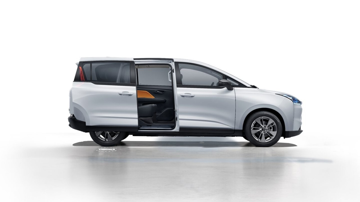 Auf der rechten Seite hat die Karosserie des NAT eine Schiebetür.