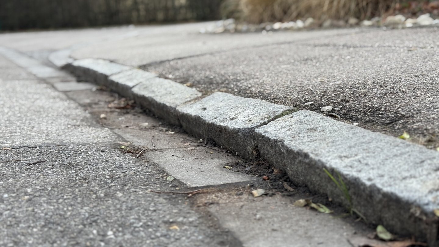 Viele Bordsteine senken sich mit der Zeit ab, da sie dem Gewicht von darüberfahrenden Autos und Lkw auf Dauer nicht gewachsen sind.