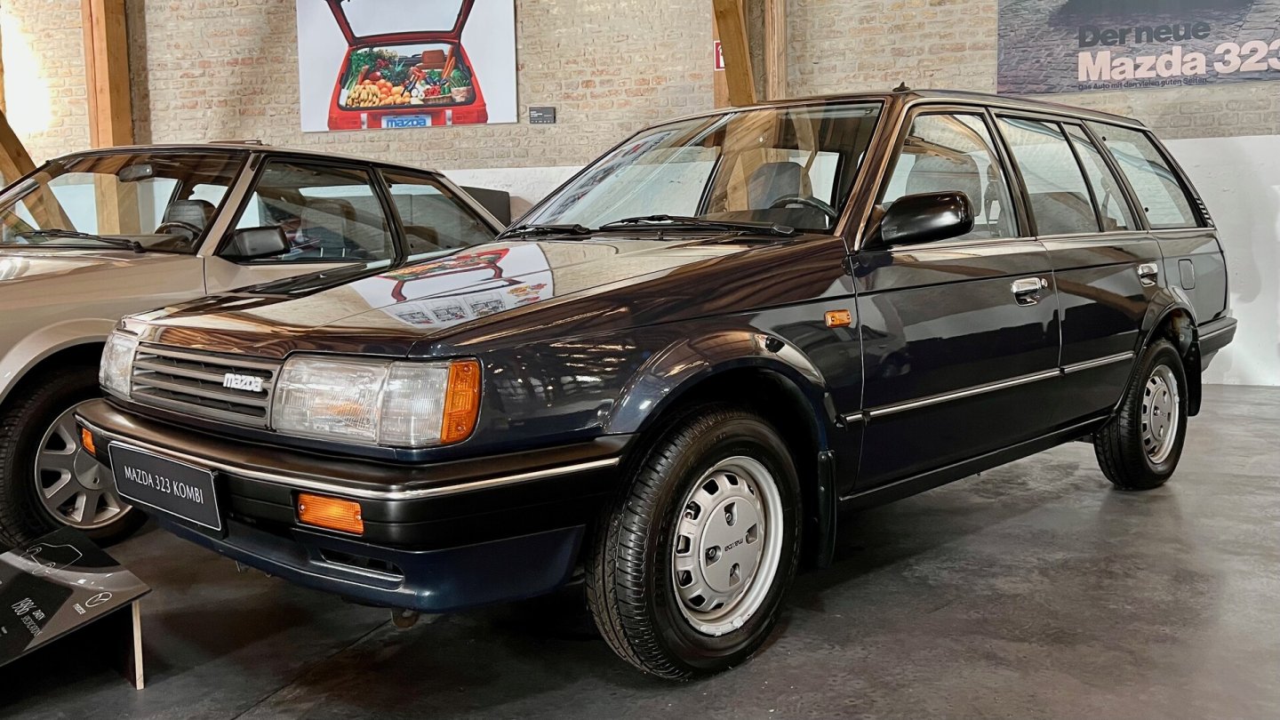 Automobile Schuhmode in den 1980er-Jahren. Der Mazda 323 Kombi mit Stahlrädern und Nabenkappen.