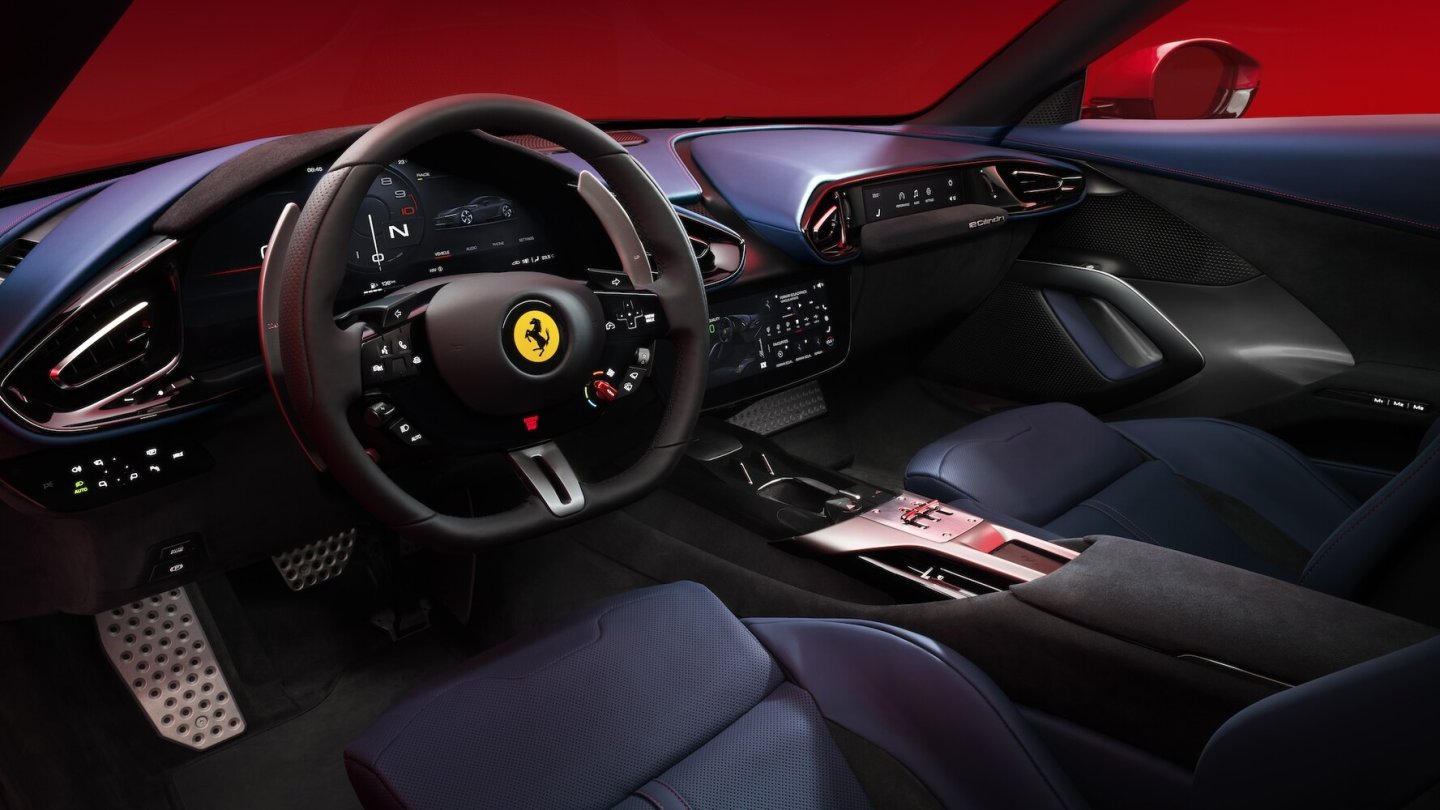 Das digitale Cockpit des neuen Ferrari 12Cilindri.