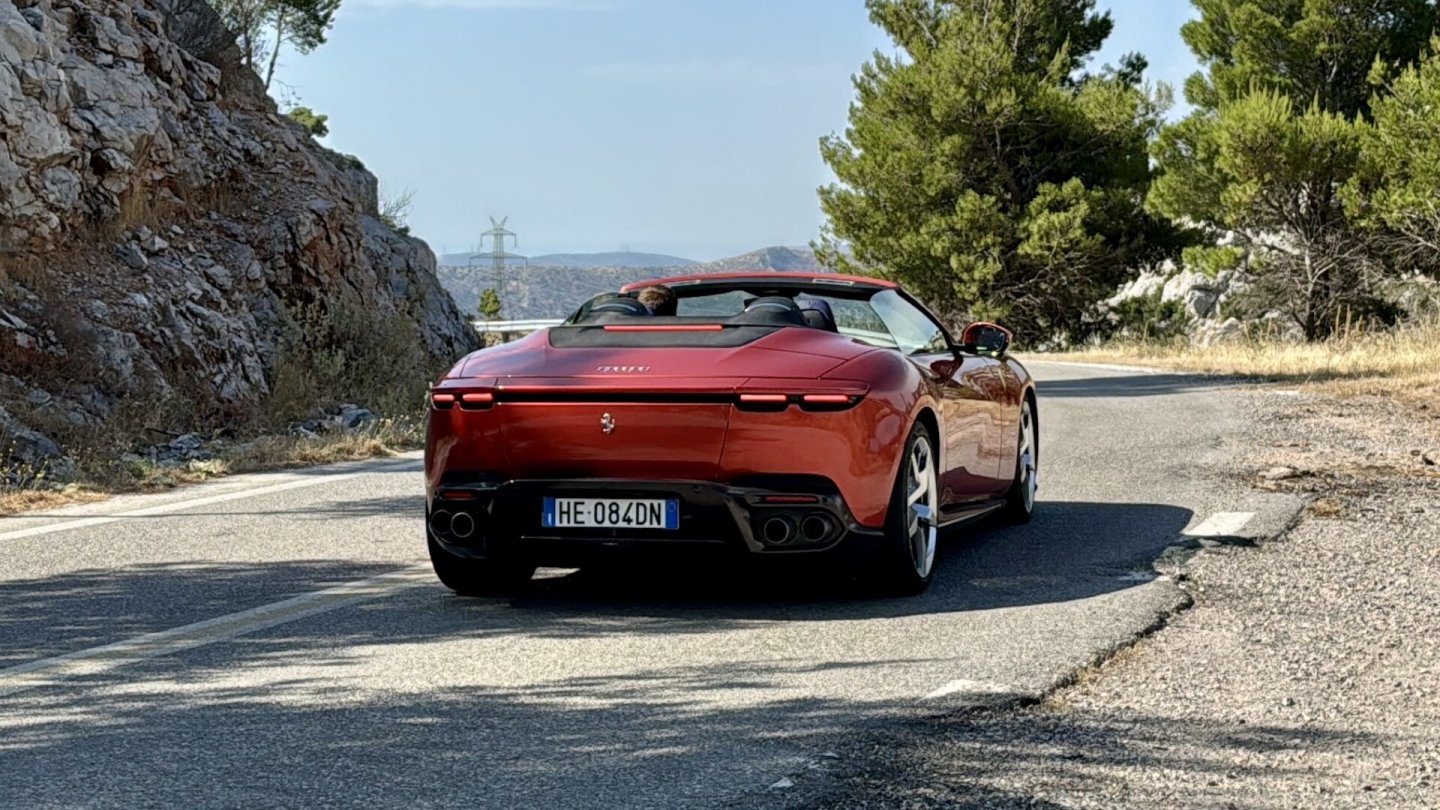Auch nach hunderten Kurven verlieren weder Fahrer noch Ferrari die Fahrfreude.