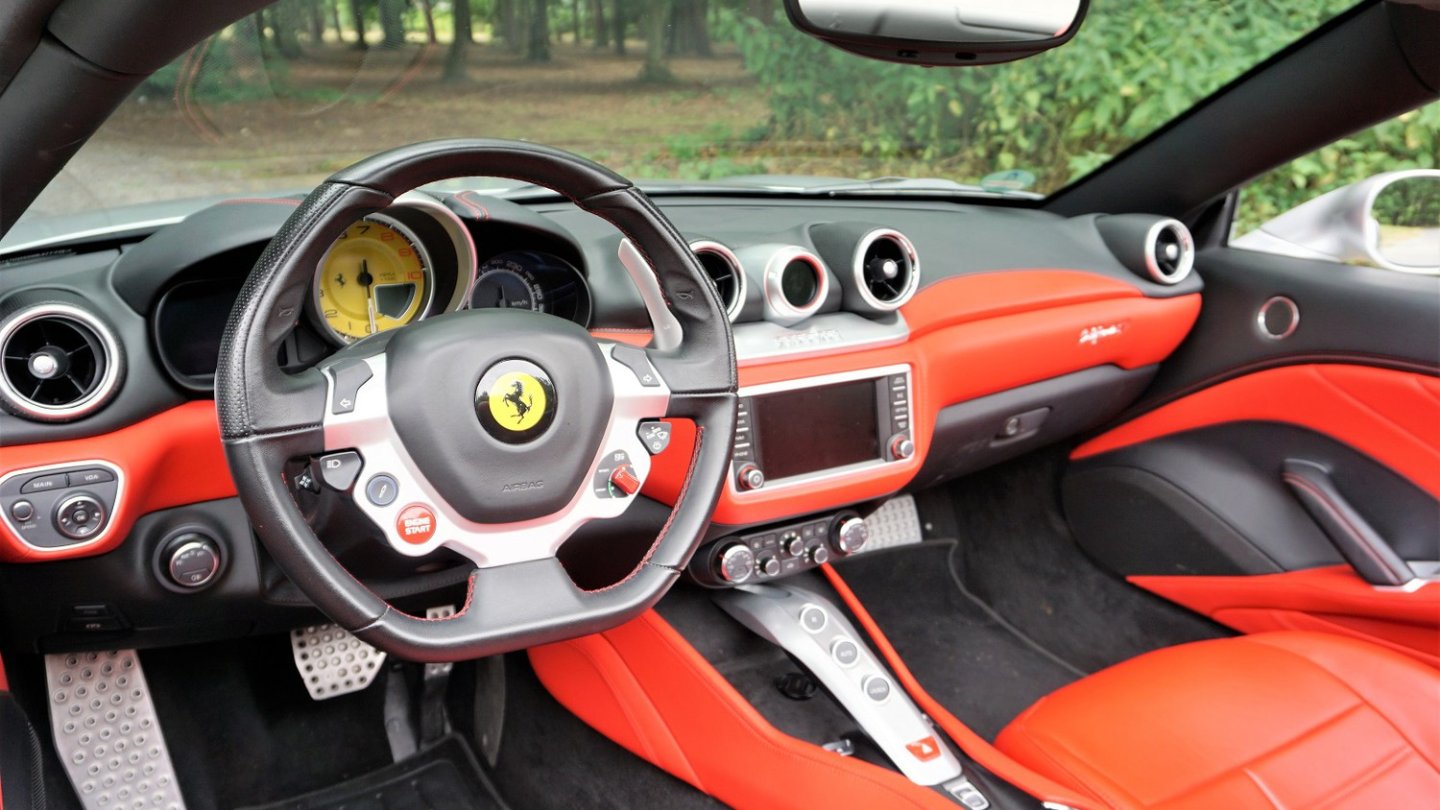 Das Cockpit wirkt aufgeräumt, alles ist gut bedienbar.