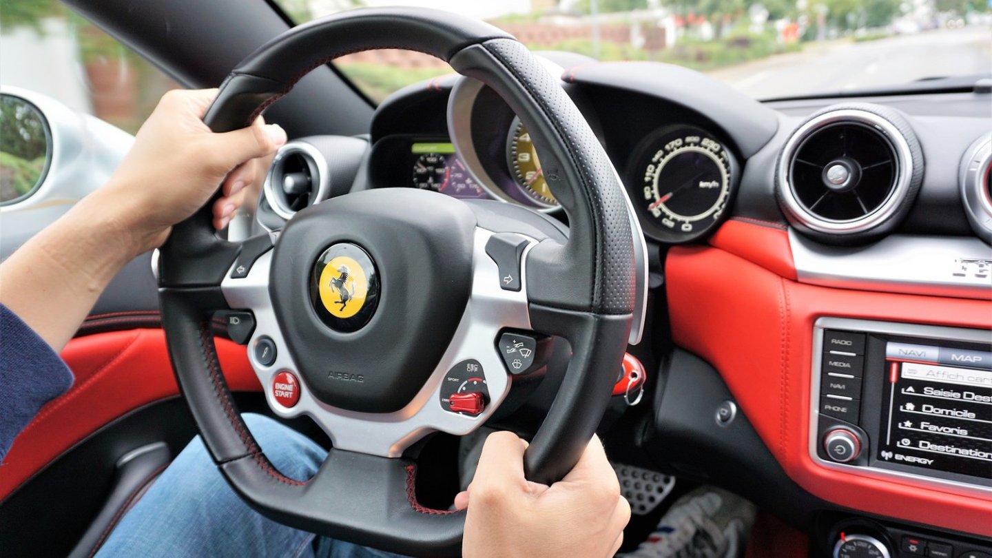 Ein Freudenfest: der Griff an das Ferrari-Lenkrad.