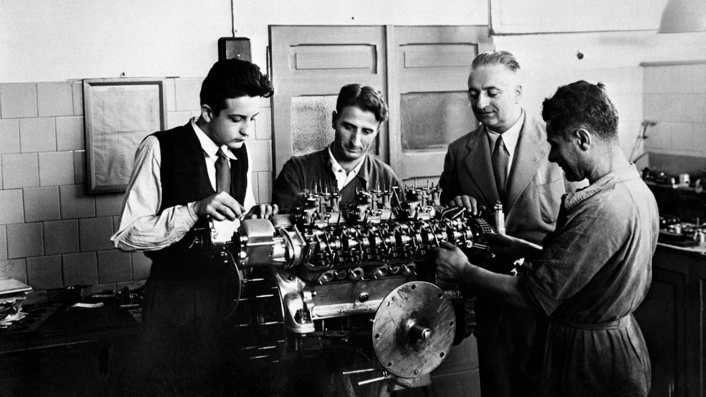 Enzo Ferrari - 2. v.r. - mit Mitarbeitern.