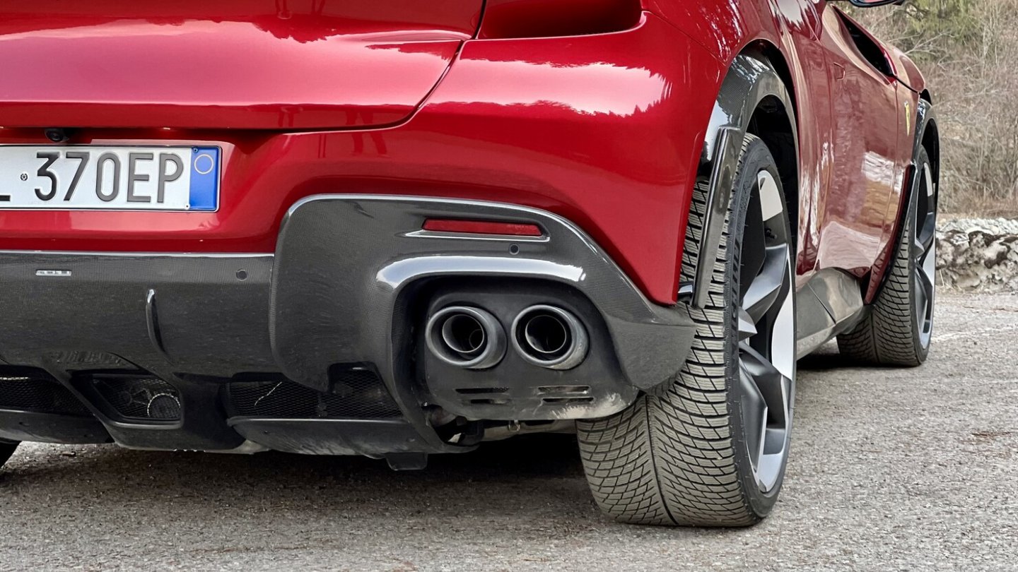 Die armdicken Endrohre wirken am Purosangue gar nicht mal so dominant - das liegt am Format des Autos.