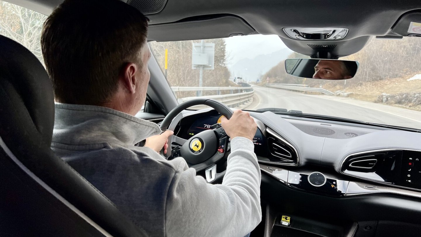 Das aktive Fahrwerk hat ein eigenes 48-Volt-System.