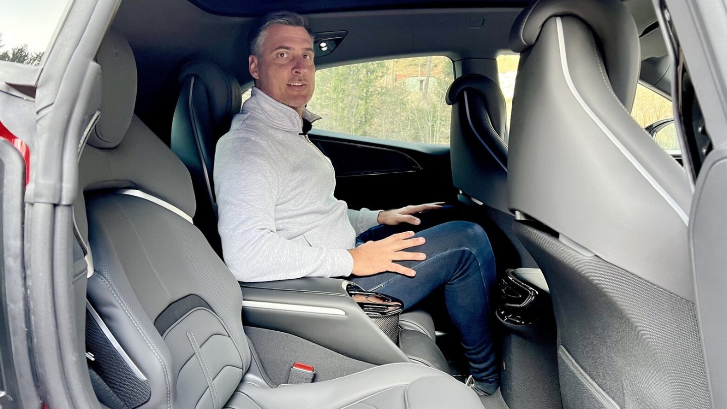 Für Knie und Kopf gibt es im Fond des Purosangue überraschend viel Platz.