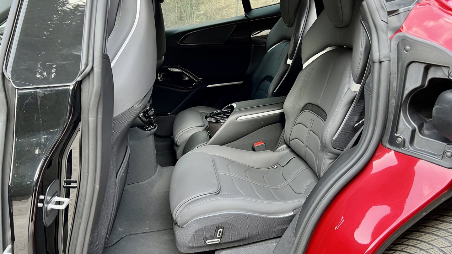 Das Doppelkupplungsgetriebe steckt zwischen den beiden Einzelsitzen im Fond.