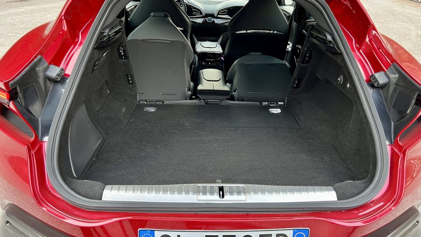 Die Lehnen der Rücksitze lassen sich elektrisch umlegen, ein Raumteiler entfernen.