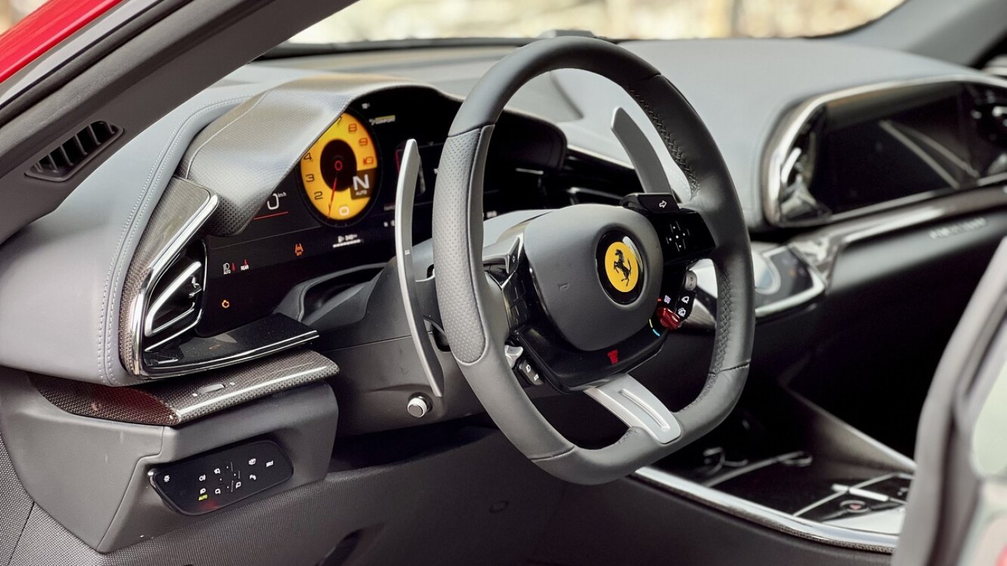 Das Cockpit ist weitestgehend digitalisiert.