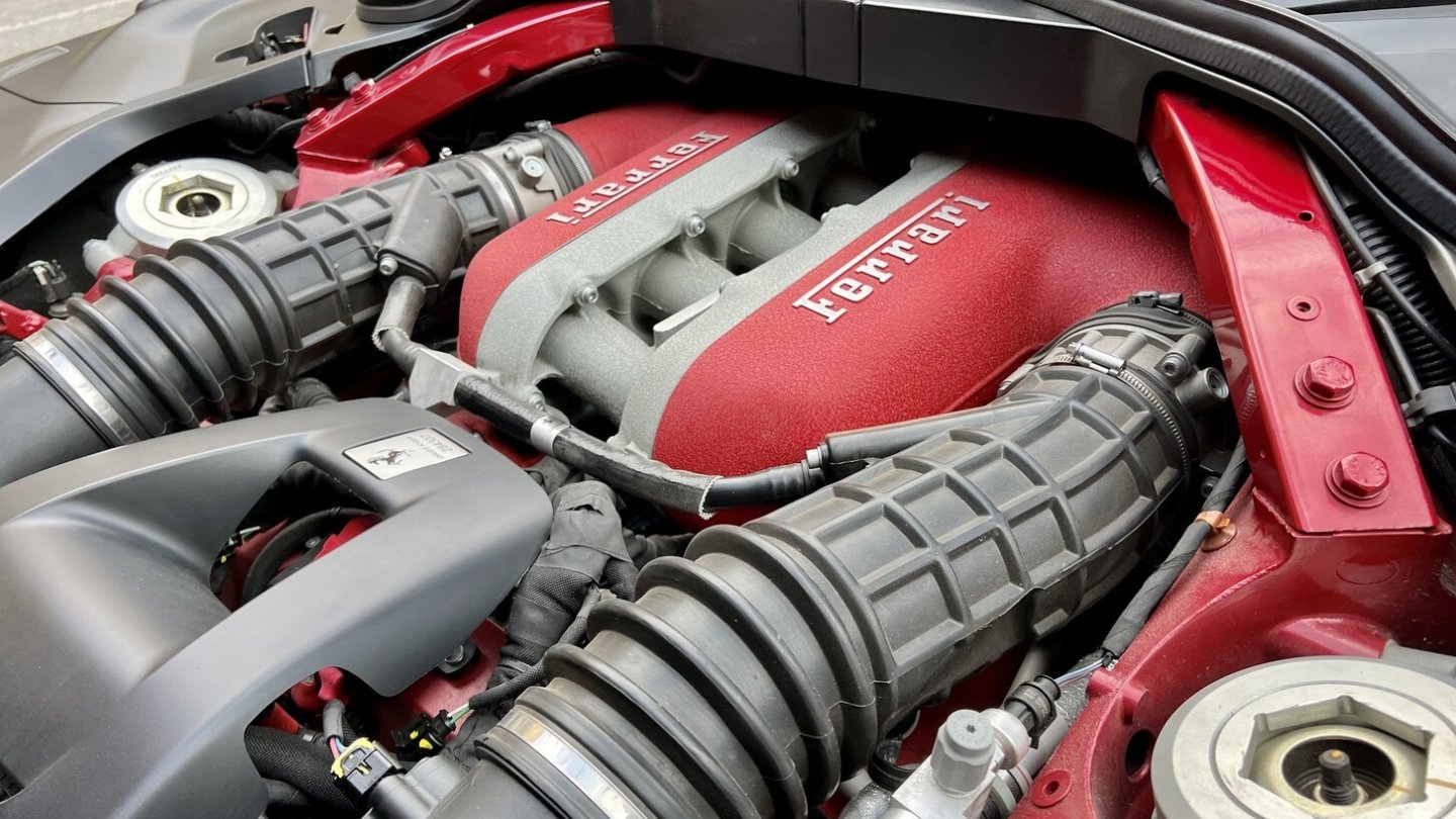 Der 6,5 Liter große V2-Sauger sitzt längs unter der vorderen Haube. Er leistet 725 PS.