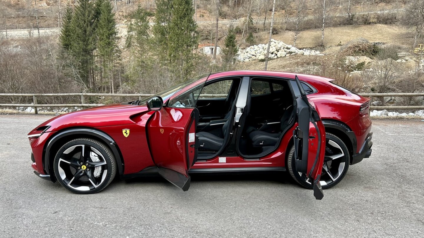 Die B-Säule zwischen den Portal-Türen dient der Karosseriesteifigkeit.