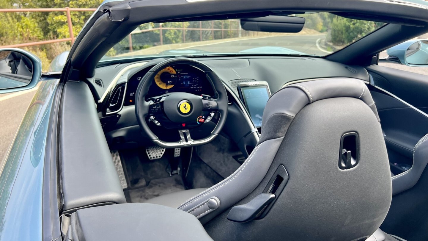 Fahrer und Beifahrer sind im Cockpit in eigenen Nischen integriert.