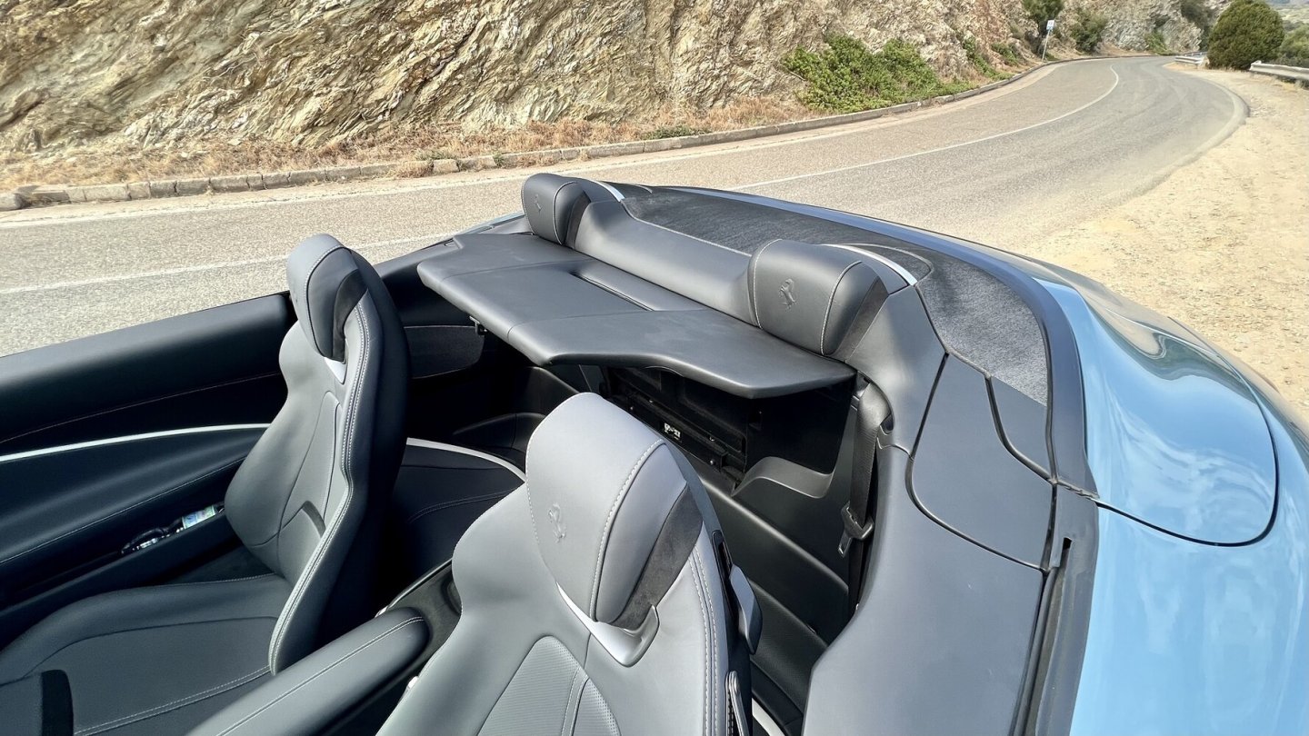 Die Funktion des ausklappbaren Windschotts hat sich Ferrari patentieren lassen.