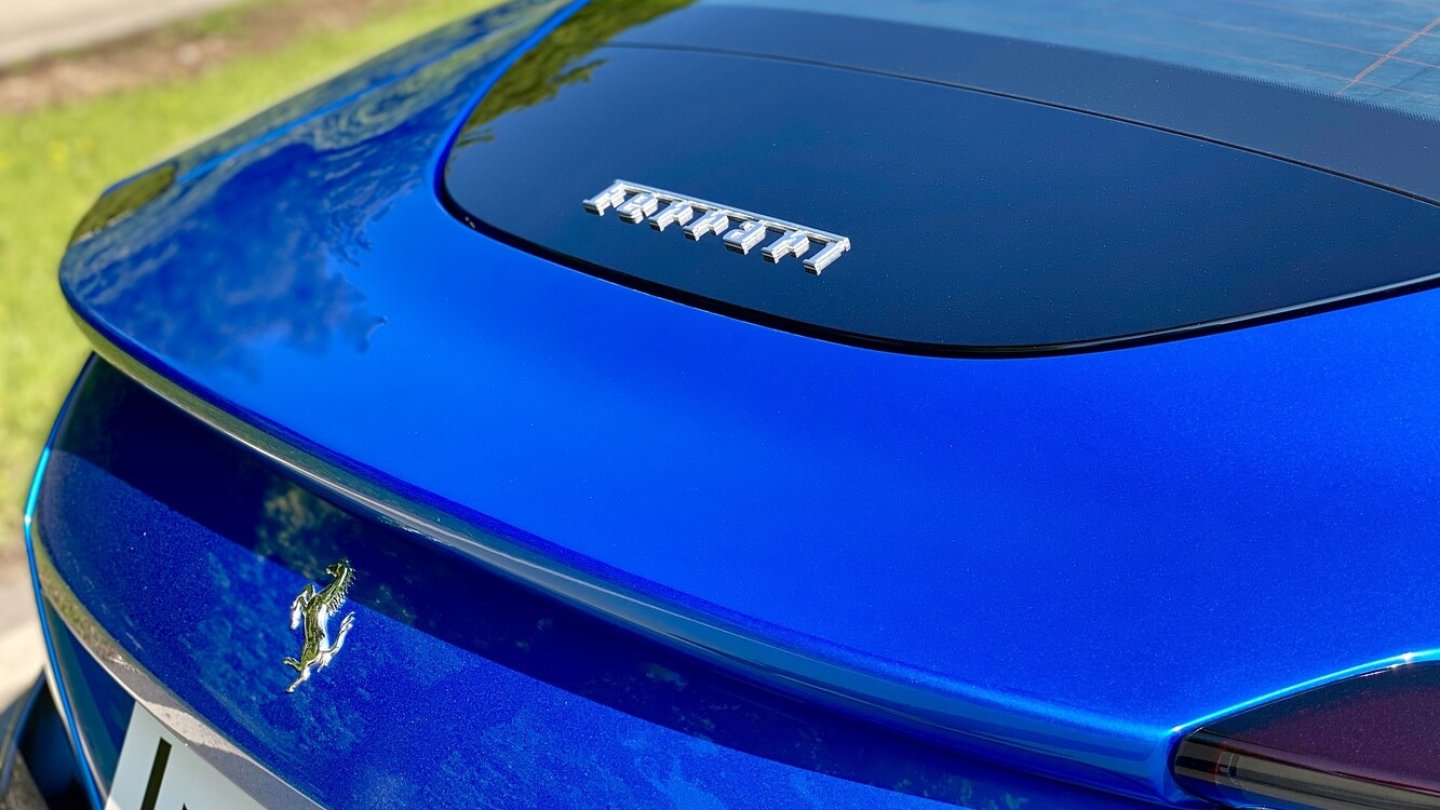 Der (schwarze) Heckspoiler fährt automatisch ein und aus.