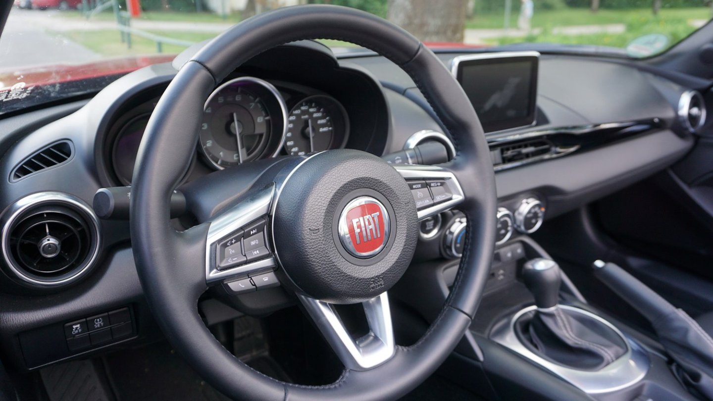 Dack Cockpit entspricht bis auf das Logo und ein paar Materialien dem Mazda MX-5.