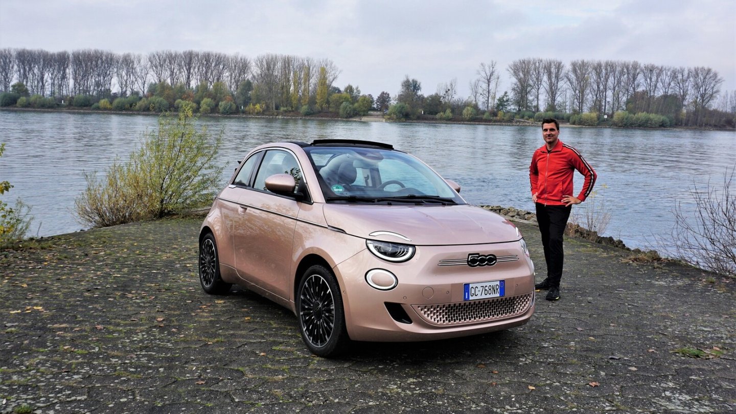 Es gibt den neuen Fiat 500 auch in anderen Farben als diesem Rosé Gold.