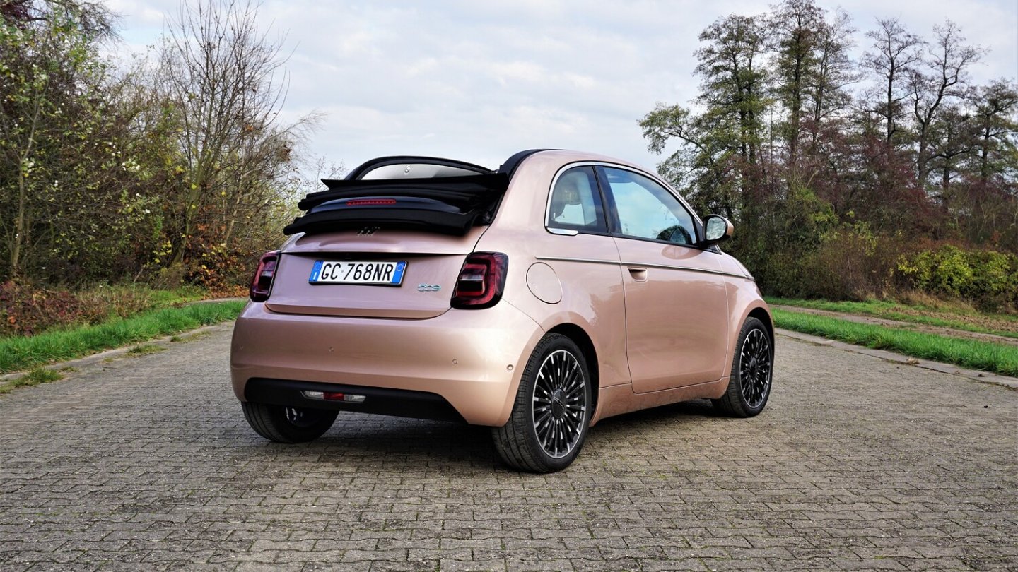 Das offene Verdeck schränkt die Rücksicht fast vollständig ein.