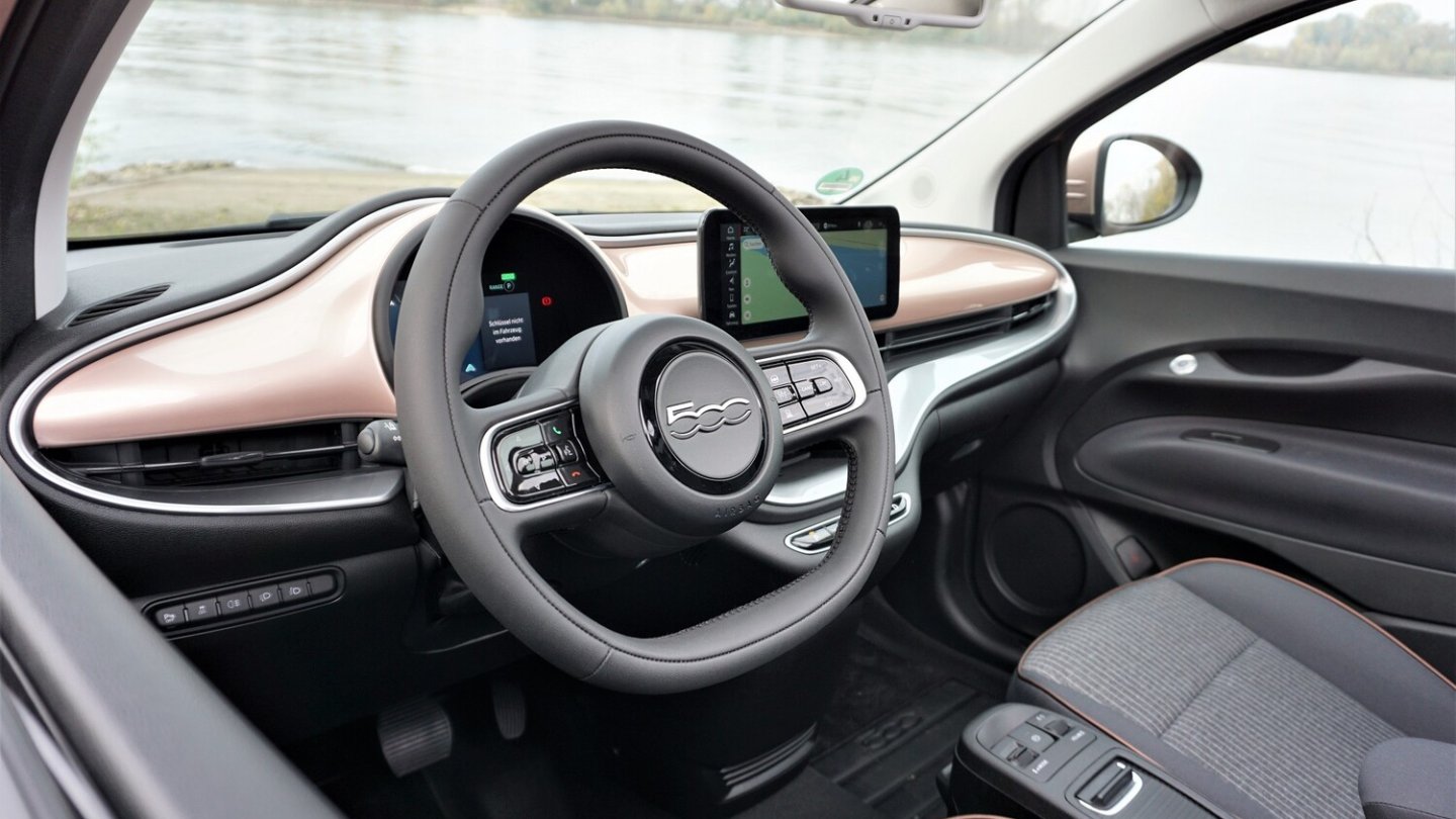 Das Lenkrad ist in der Höhe und Weite einstellbar.