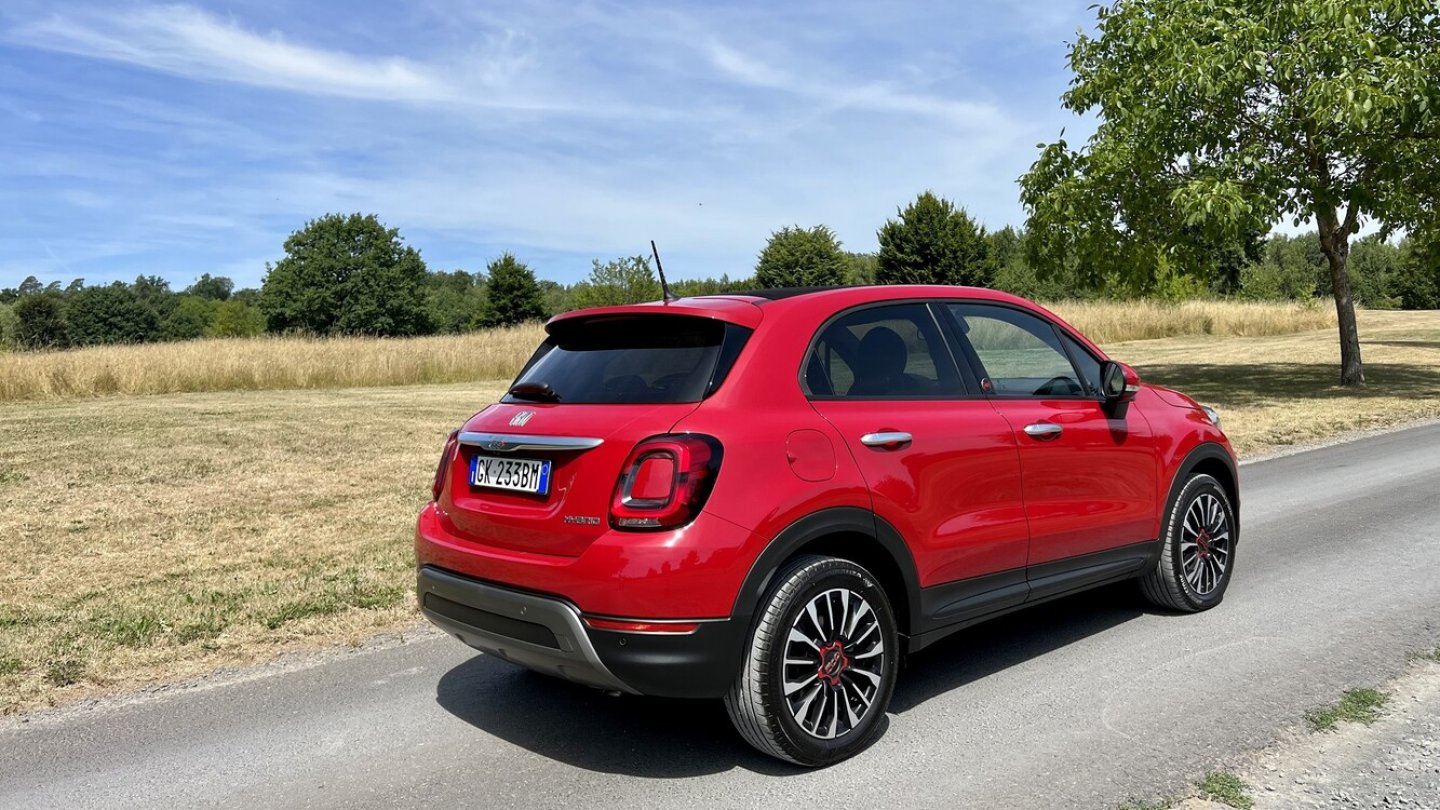 Auch auf scheinbar ebenen Strecken kommt der Fiat 500X kaum zur Ruhe.