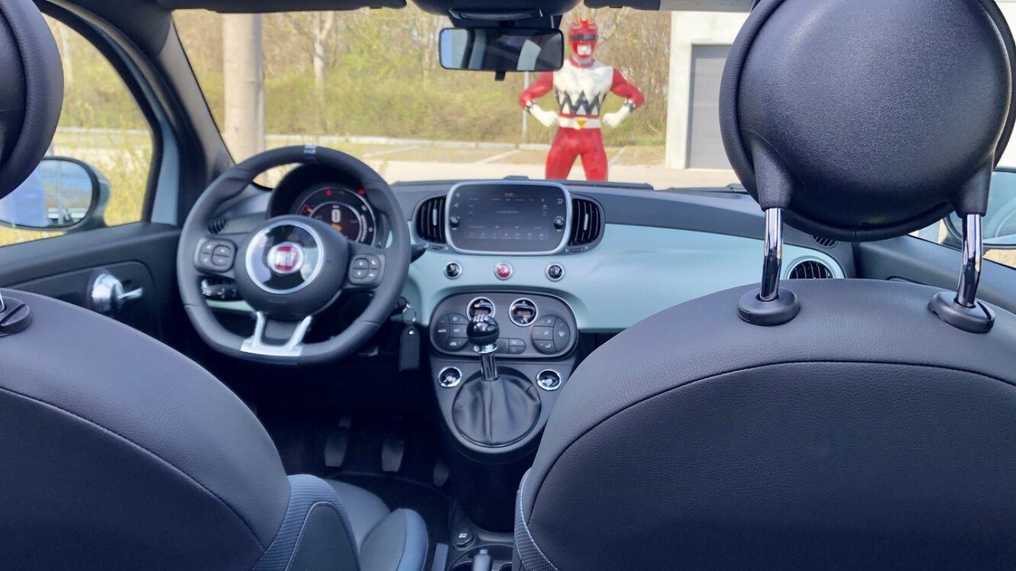 Bei der Launch Edition ist das Armaturenbrett in Wagenfarbe lackiert, hier in Tau Grün.