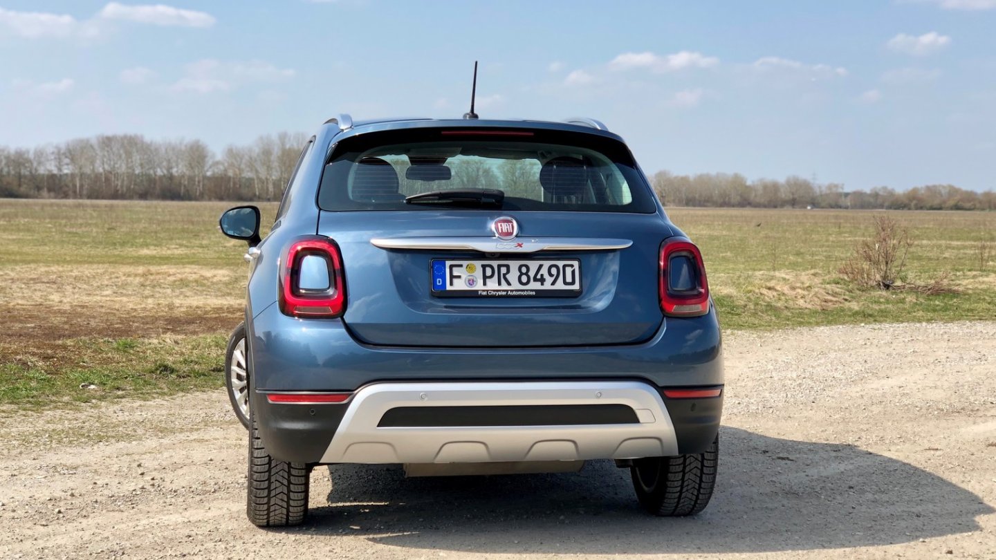 Der silberne Unterfahrschutz gehört zum Fiat 500X City Cross.