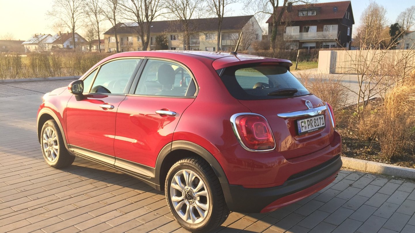 Das schräge Heck zitiert gekonnt den kleinen 500er