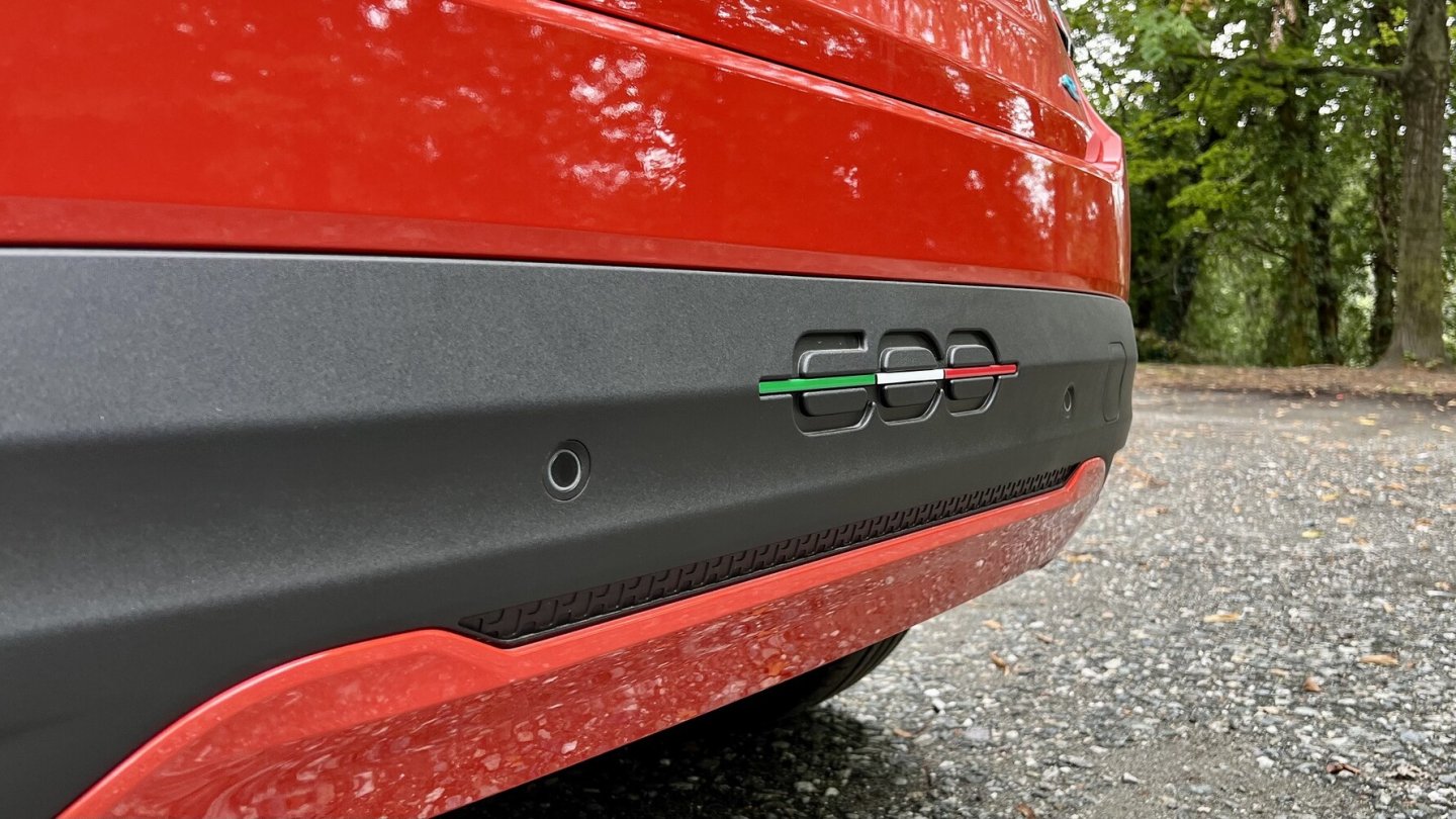 Nettes Detail am Heck: Die italienischen Farben im Schriftzug.