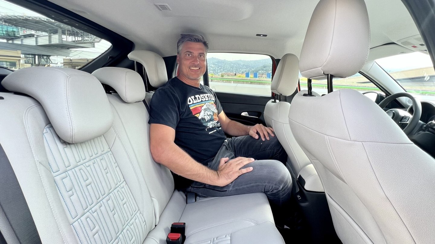 Für große Menschen wird es im Fond des neuen Fiat arg eng.