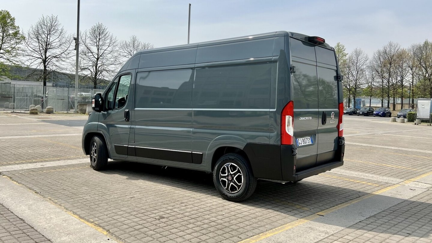 Mal was anderes: Im Straßenverkehr tragen die meisten Ducato schlichtes Weiß.