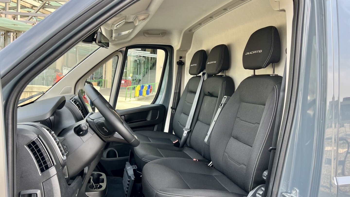 Der Testwagen ist ein Kastenwagen mit drei Sitzen und starrer Trennwand.