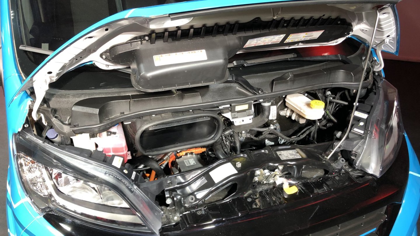 Statt Dieselmotor arbeitet unter der Ducato-Haube ein Elektroantrieb.
