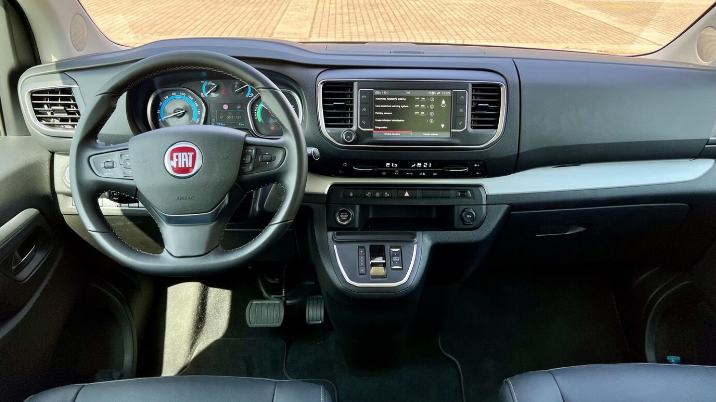 Auch der Innenraum ist von den Konzernbrüdern bekannt.