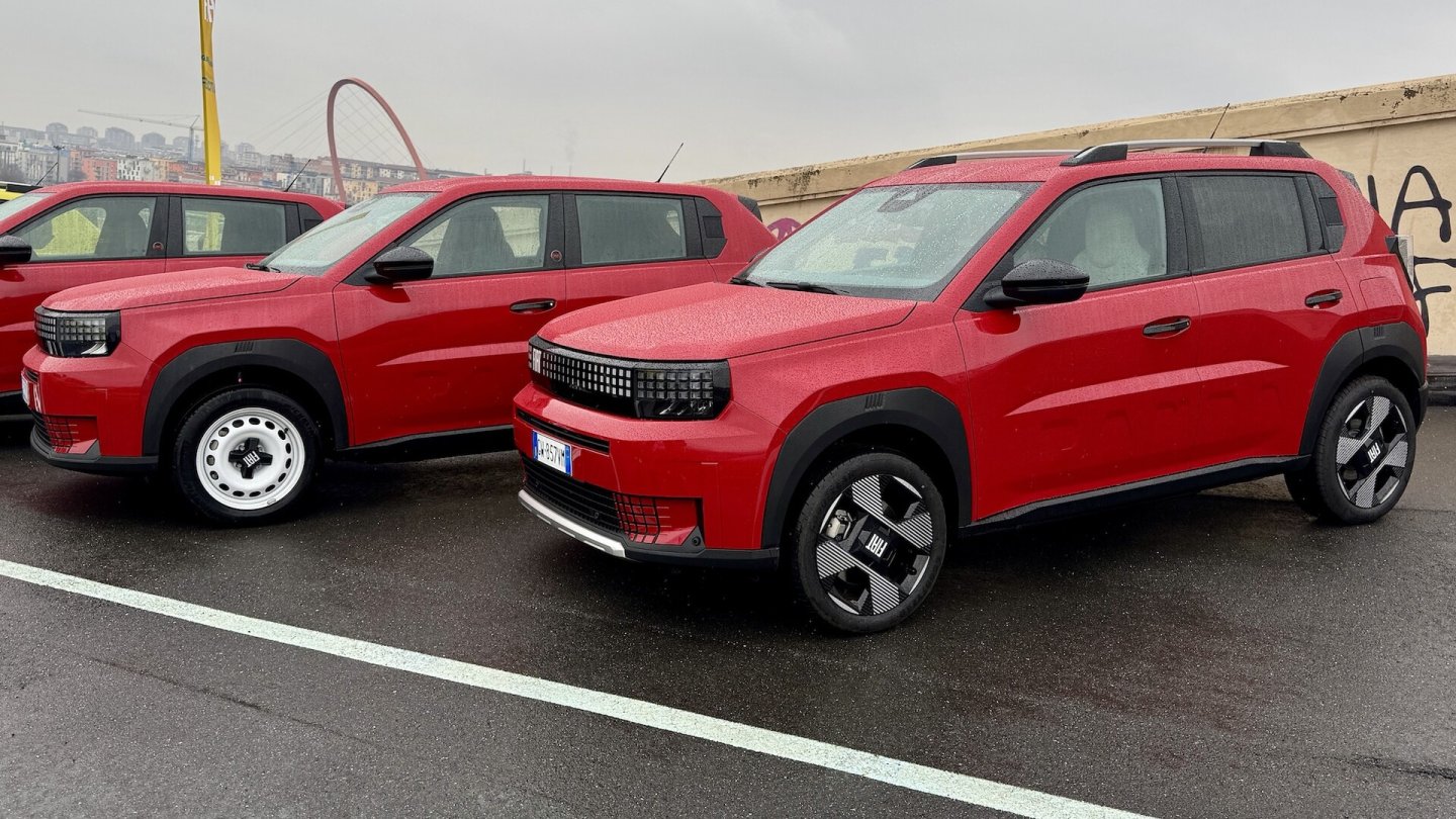 Variationen beim Fiat Granda Panda. Rechts das Topmodell mit Alufelgen, daneben der Red mit Stahlrädern.