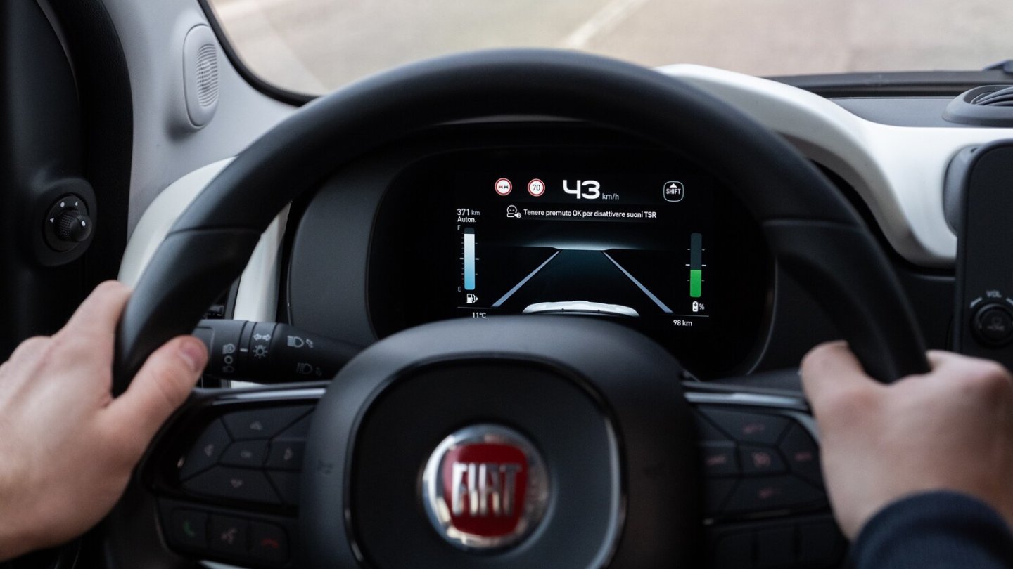 Der Pandina hat digitale Instrumente hinter dem Lenkrad.