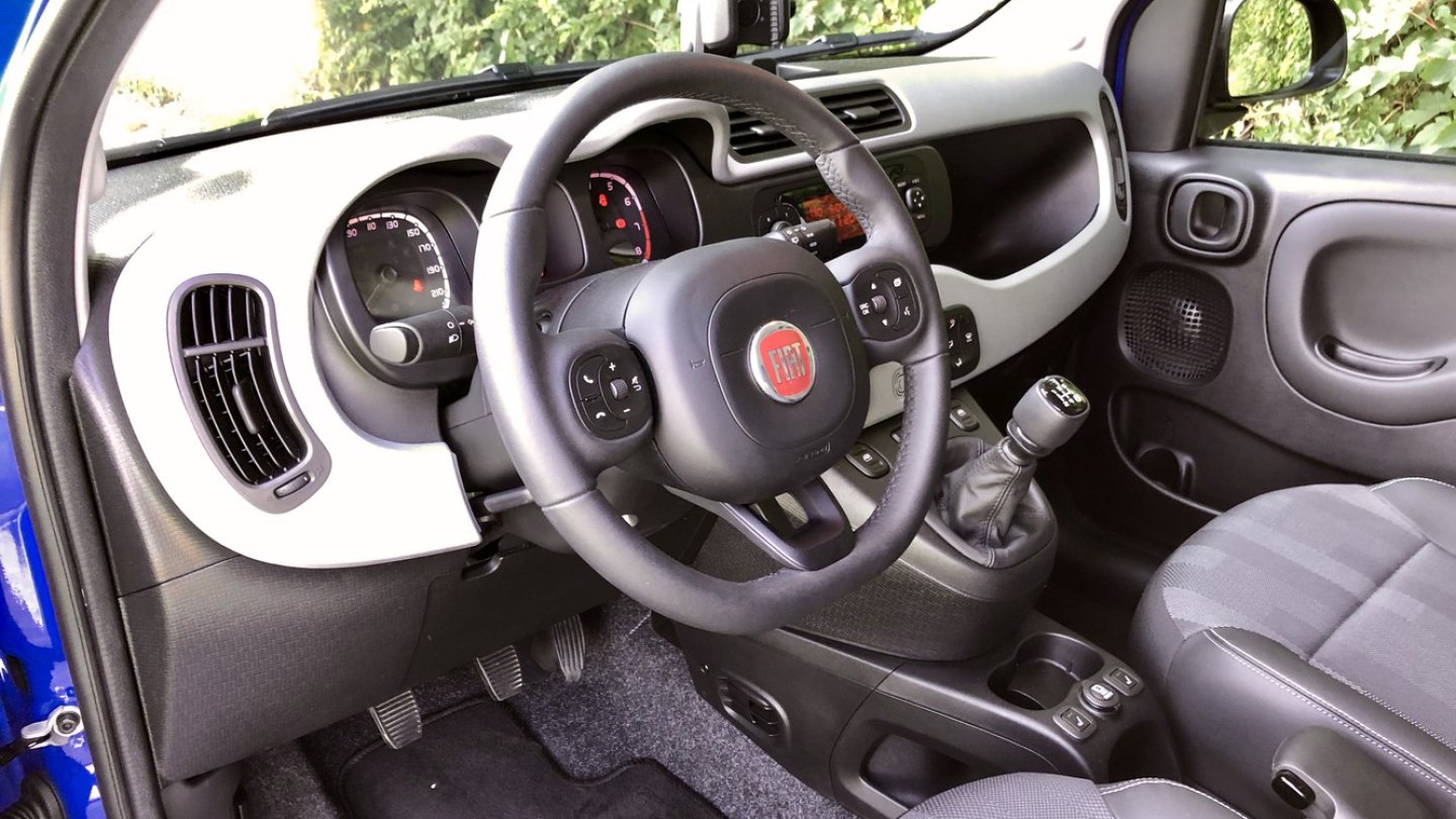 Geräumiger Innenraum mit großen Sitzen, das Lenkrad ist nur in der Höhe verstellbar.