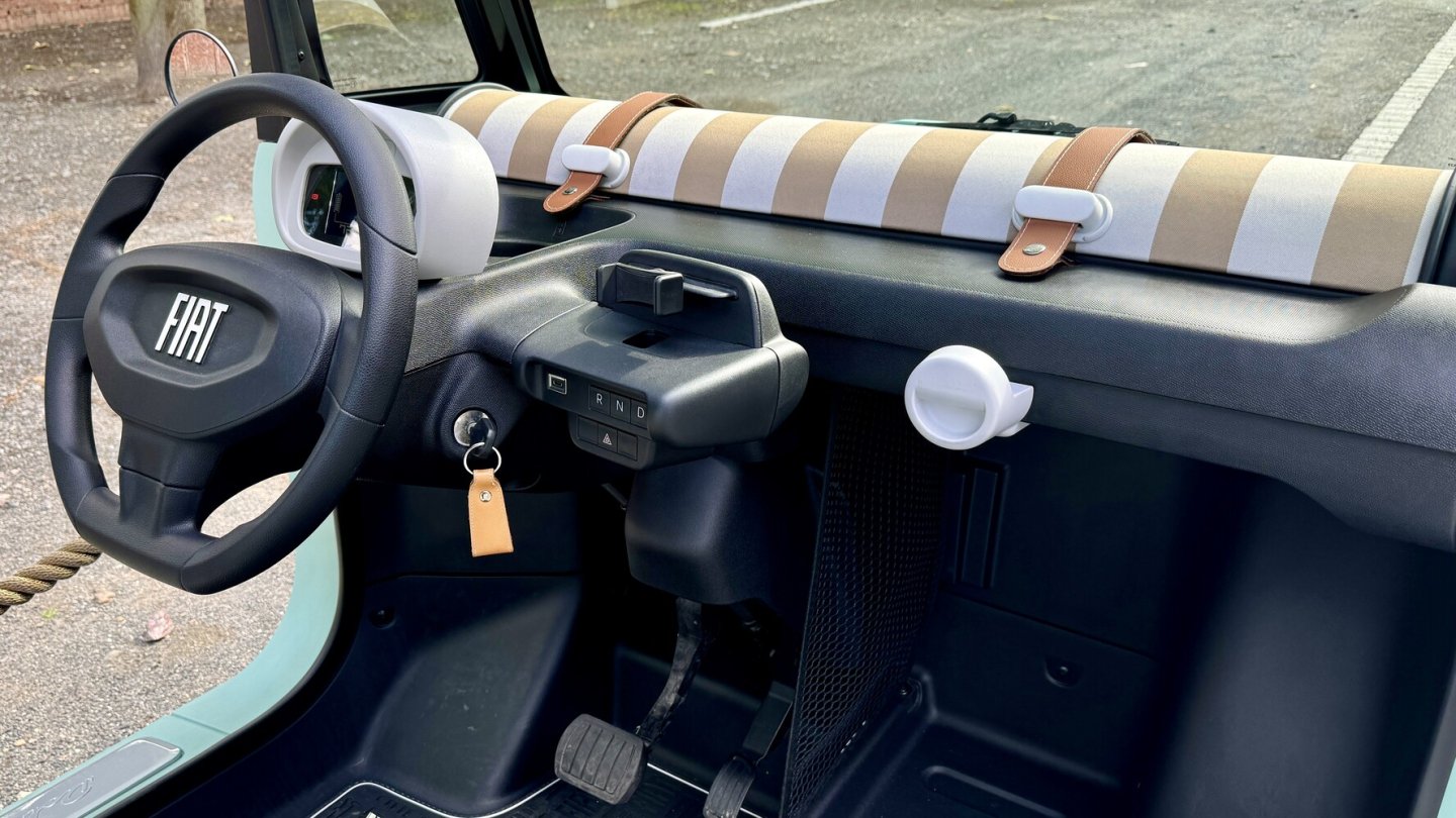 Das wetterfeste Kunststoff-Cockpit wird mit einer martitimen Abdeckung aufgelockert.