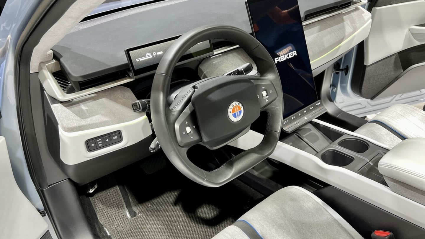 Das 17,1 Zoll große Display lässt sich im Stand in die Horizontale drehen.