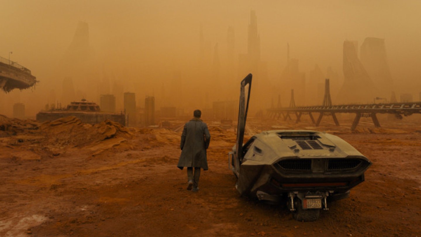 Filmszene mit einem fliegenden Steifenwagen aus Blade Runner 2049. Copyright: Sony Pictures