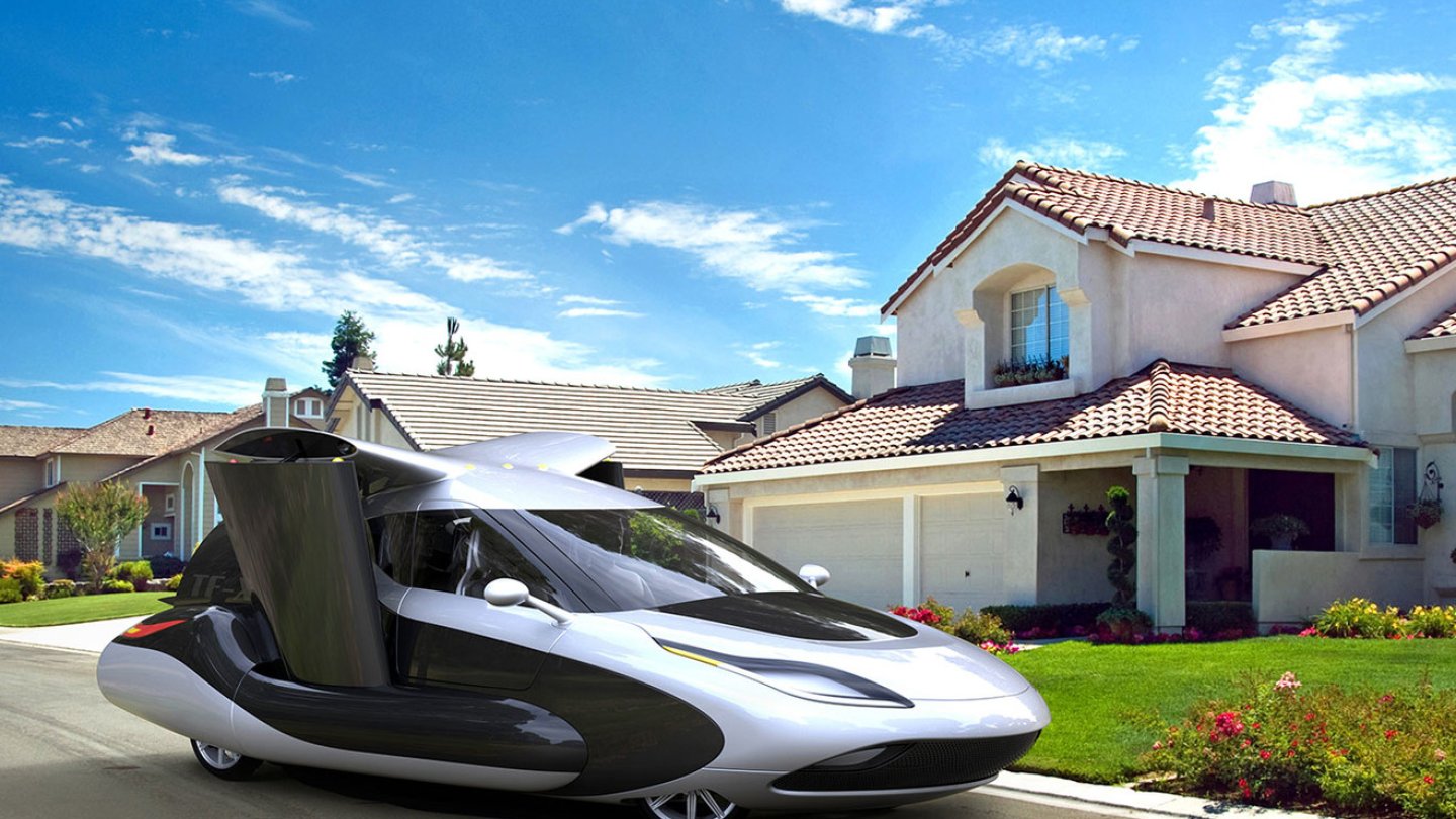Mit eingeklappten Flügeln passt der Terrafugia auch vor das Haus des Kunden.