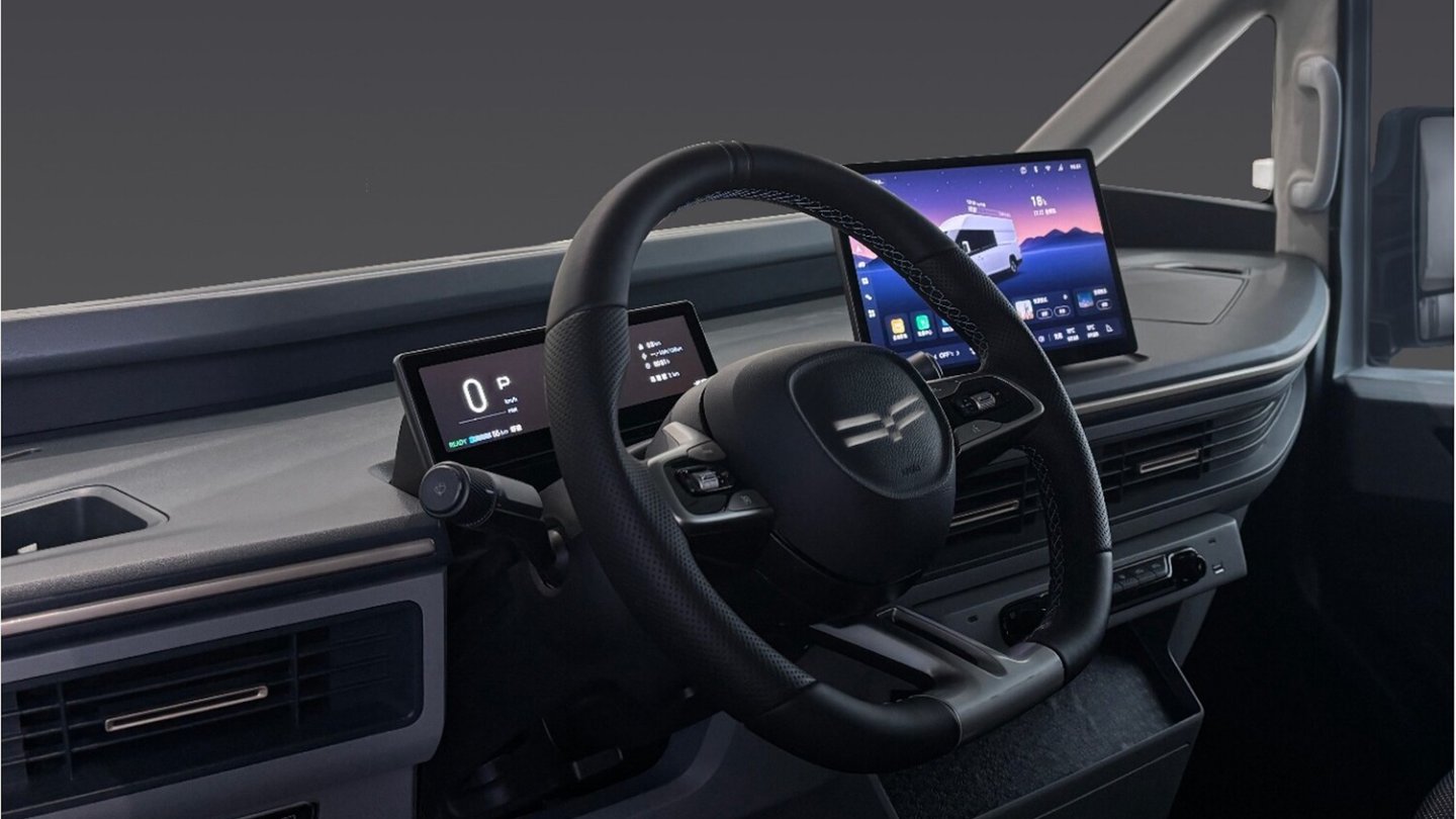 Klares Cockpit mit großen Displays und der Anzeige von Smartphone-Inhalten im Flynt-Transporter.