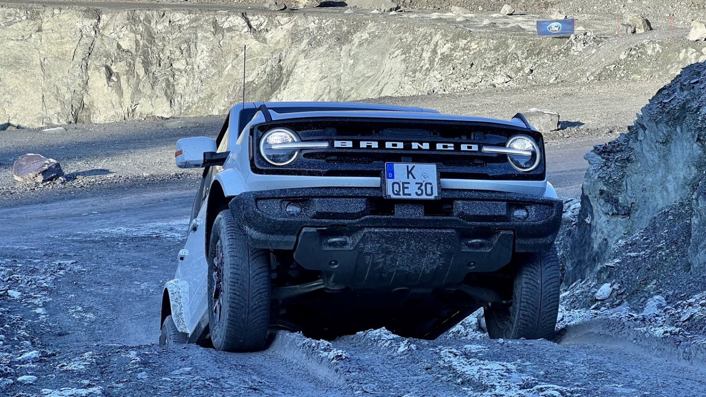 Abseits der Straße ist der Geländewagen in seinem Element.