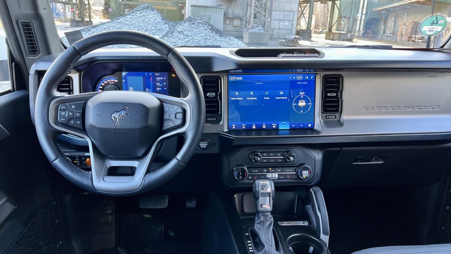 Viele Schalter und Tasten erlauben eine intuitive Bedienung, trotz großem Touchscreen.