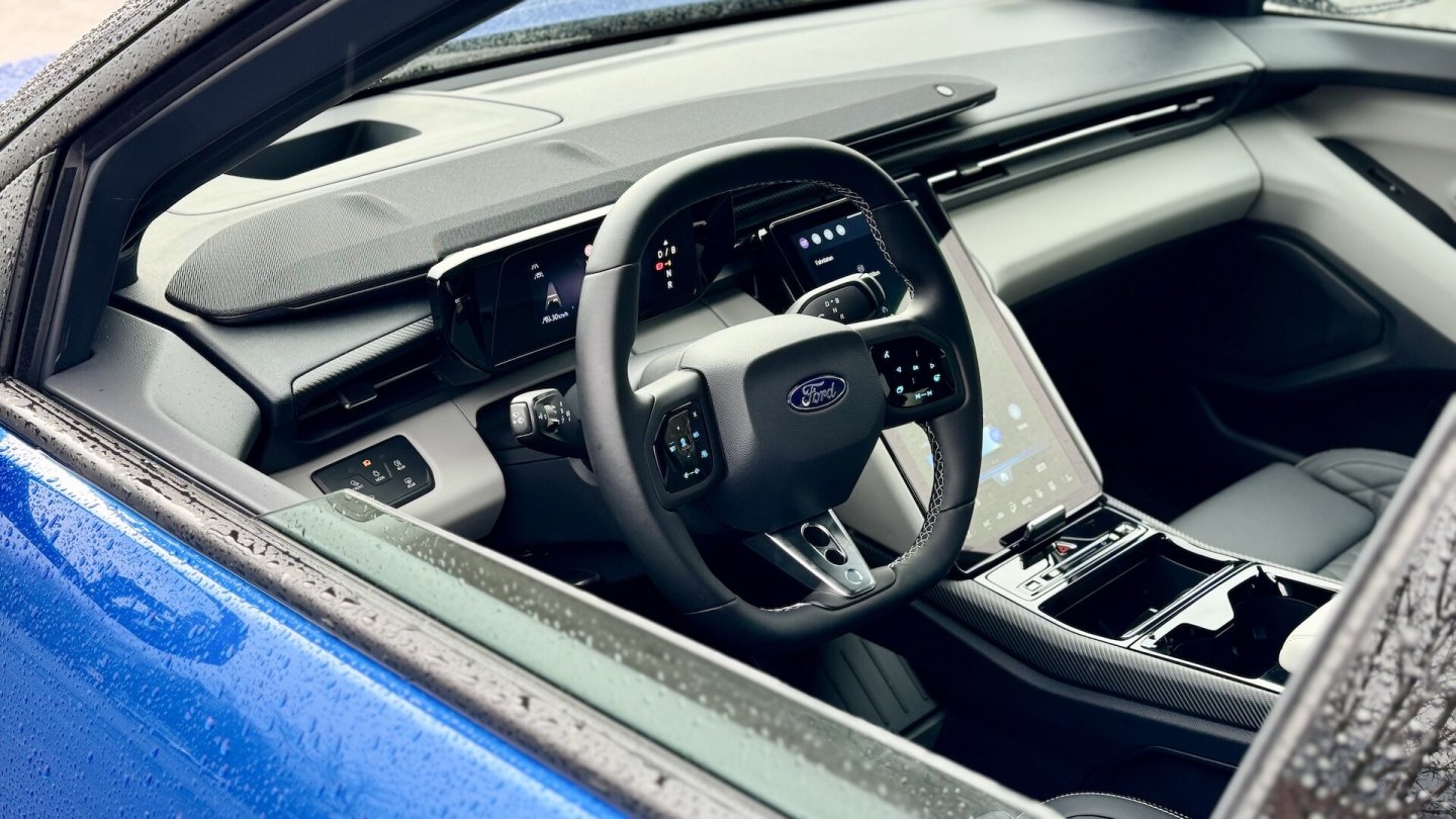 Das Cockpit des Ford Capri zeigt viele Teile der MEB-Modelle aus dem Volkswagen-Konzern.