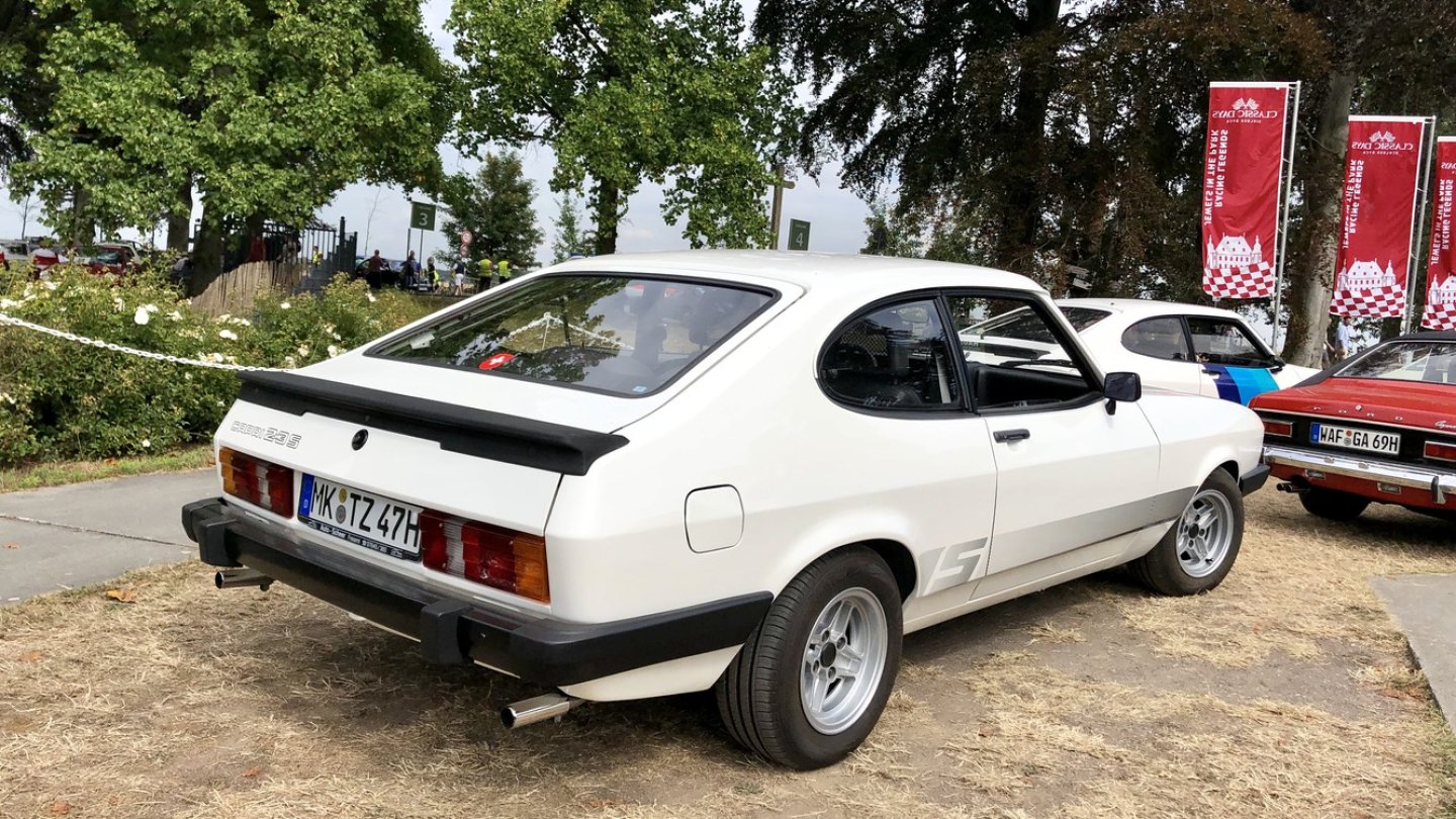 Herrlich 80er: Heckspoiler auch schwarzem Schaumstoff.