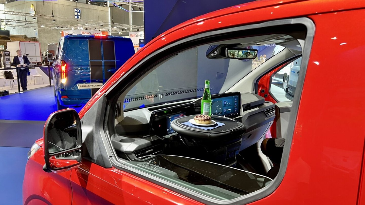 Für Kaffee, Burger, Laptop und Co.: Das Lenkrad wird zum Tisch.