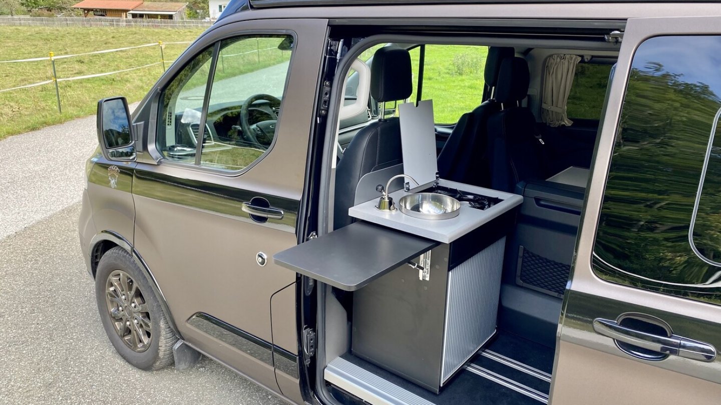 Mit dem optionalen Küchenmodul wird der Freizeitvan zum Camper.